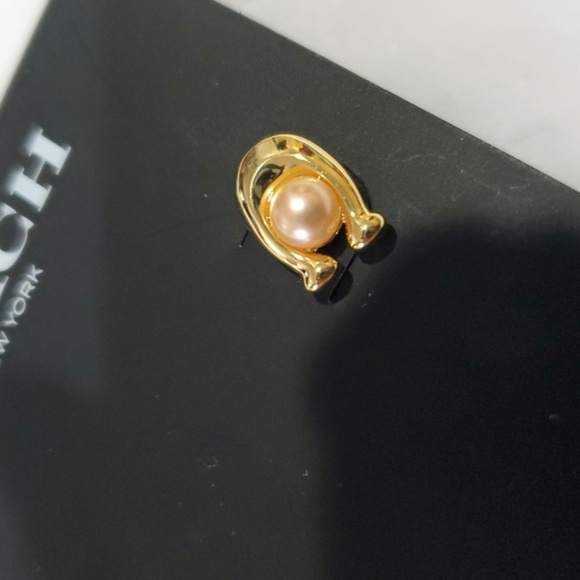 Coach monogram coach C logo pink pearl‎ stud earrings new - Picture 4 of 8